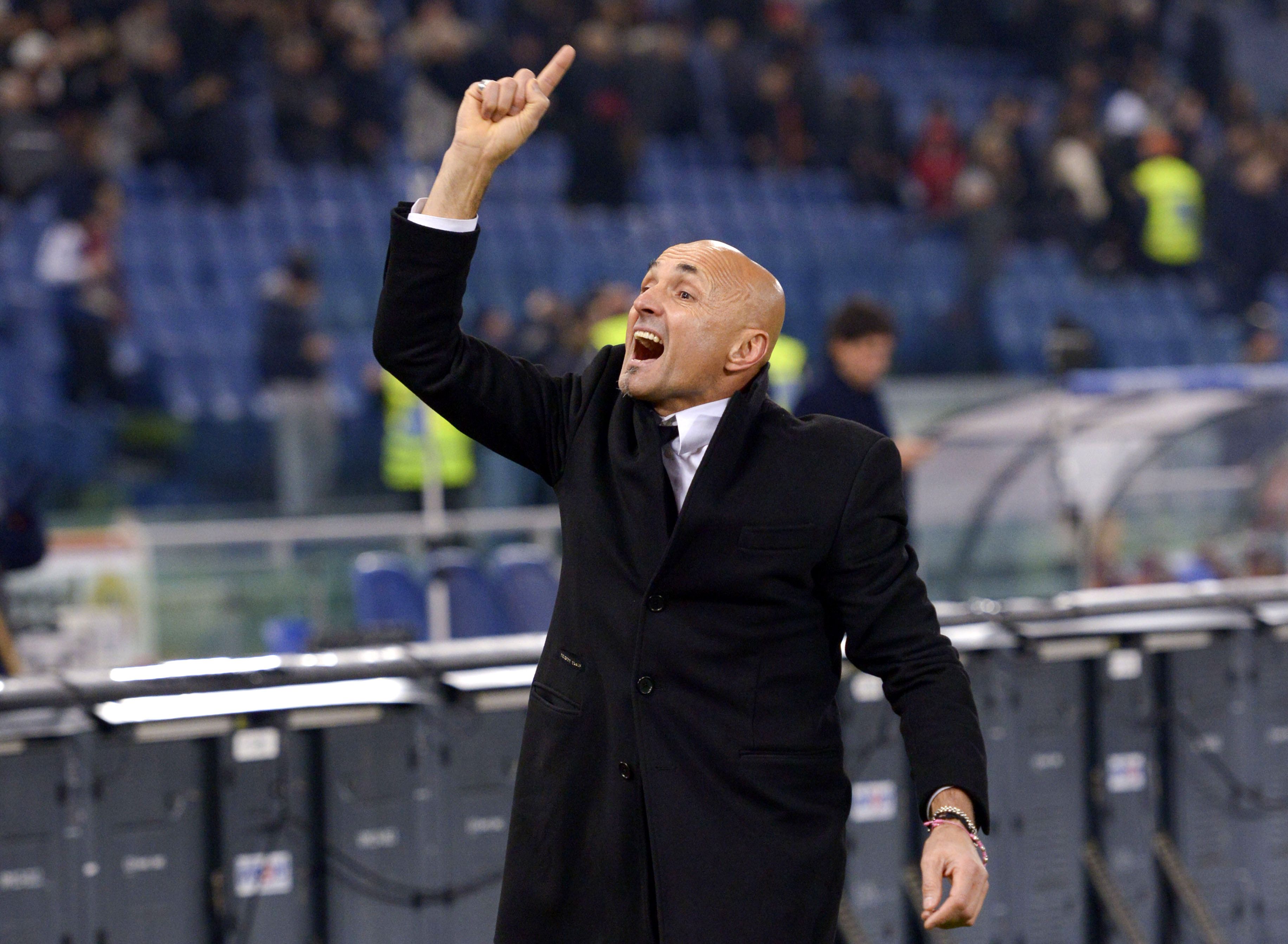 ROME, ITALY - DECEMBER 22: AS Roma Coach Luciano Spalletti celebrates the victory after the Serie A match between AS Roma and AC ChievoVerona at Stadio Olimpico on December 22, 2016 in Rome, Italy. (Photo by Luciano Rossi/AS Roma via Getty Images)